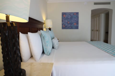 Deluxe King Ocean View All Inclusive | In-room safe, iron/ironing board, free WiFi, bed sheets