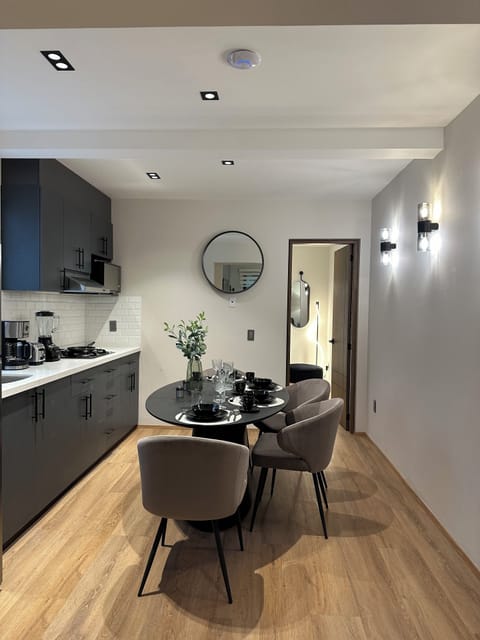 Elegante · Estilo New England · Departamento Superior · 2 Habitaciones | Individually decorated, individually furnished, laptop workspace