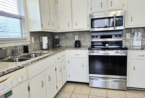 Cozy 3 bedroom 2 bath home offers plenty of room to sleep up to 7. High speed internet, washer and dryer, linens, and all kitchen amenities included. Located just across from Ft. Campbell Army Base.