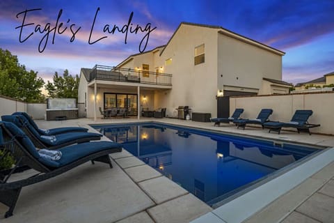 Private Backyard Oasis - Pool, Spa, Sun Loungers, BBQ