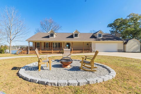 Eufaula Vacation Rental | 4BR | 3BA | 3,000 Sq Ft | Stairs Required
