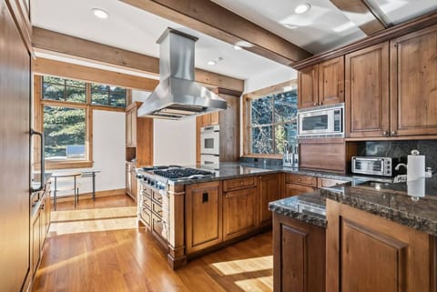 Fully equipped chef`s kitchen with high end appliances