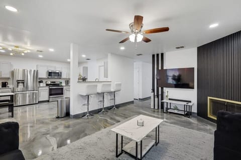 House (5 Bedrooms) | Interior