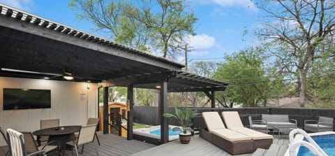 House (4 Bedrooms) | Front of property