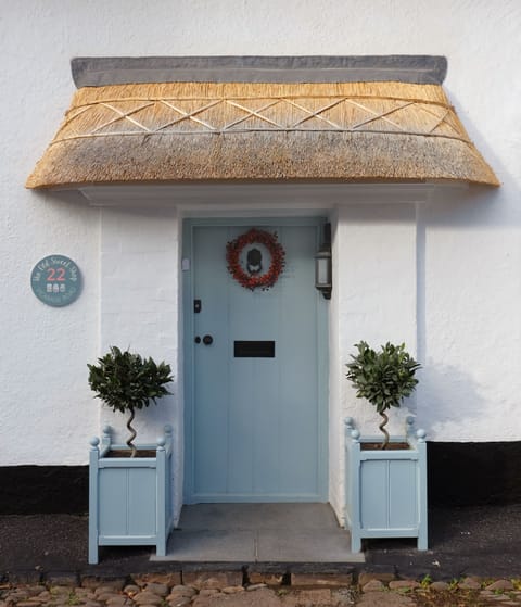 A picture perfect thatched cottage, beautifully presented from the moment you step through the front door.