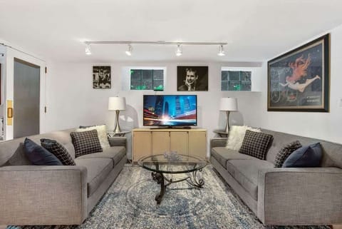 Living Room, Room, Indoors, Furniture, Screen