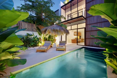 2 outdoor pools, sun loungers