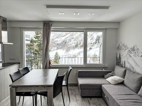 Furniture, Interior Design, Couch, Ceiling, Flooring, Floor, Apartment, Living Room, Lighting, Home