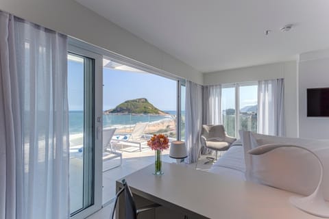 Junior Suite, 1 King Bed, Ocean View | Private kitchen