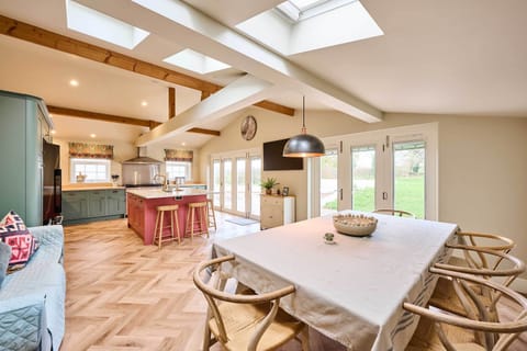 The Coral Cottage, Morley Saint Botolph - Host & Stay