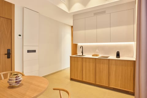 Studio | Private kitchen | Coffee/tea maker, fridge, microwave, stovetop
