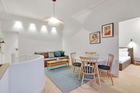 Salon confortable avec un canapé, TV et table à manger