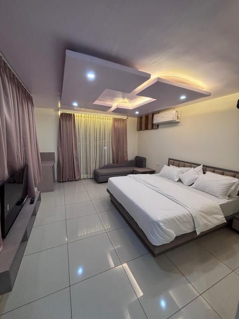 Deluxe Double or Twin Room, City View | Premium bedding, down comforters, memory foam beds, in-room safe