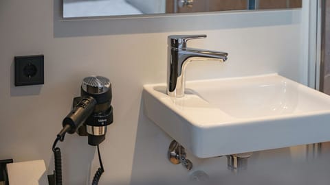 Basic Single Room | Bathroom | Shower, free toiletries, hair dryer, towels