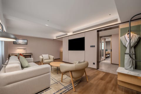 Deluxe Suite, 1 King Bed | Free WiFi