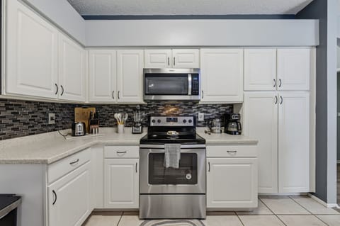 Where flavor meets fun. From chopping veggies to pouring wine, our fully stocked kitchen makes every culinary adventure (or lazy breakfast) feel like a treat.