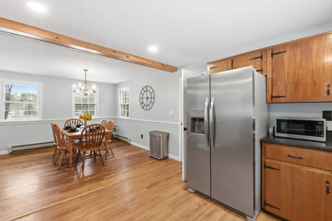 Open-concept dining area connected to the fully equipped kitchen