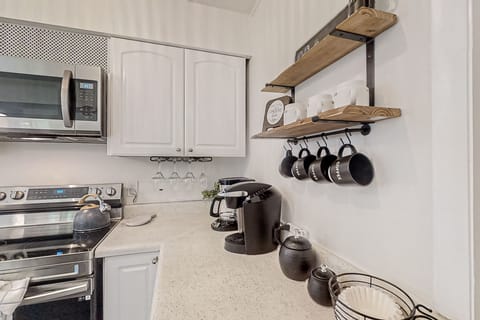 House, Multiple Beds, Patio, Garden View (The Royal Residence) | Private kitchen