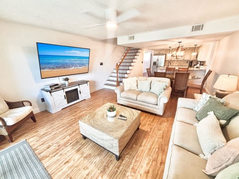 Open concept living, dining, and kitchen on main level