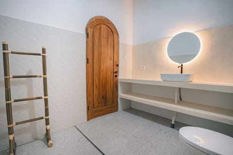 Deluxe Room | Bathroom | Free toiletries, hair dryer, towels, shampoo