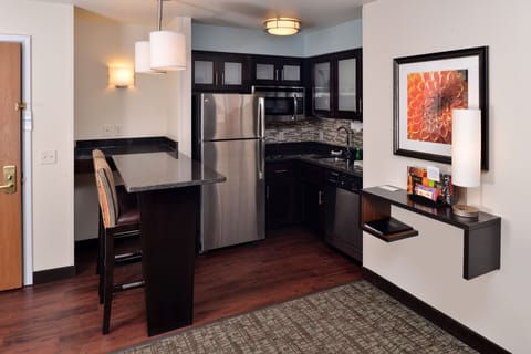 Suite, 2 Bedrooms, Kitchen | Room amenity