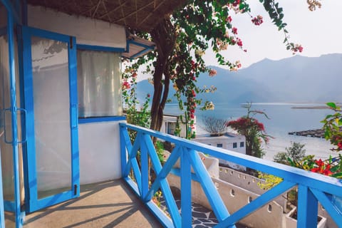 Deluxe Double or Twin Room, Lake View | Property grounds