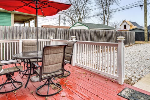 Deck w/ Dining Table