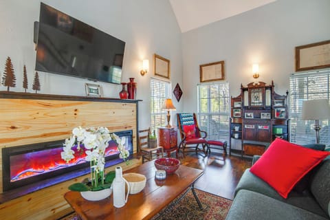 Tool Vacation Rental | 2BR | 1.5BA | Steps Required | 992 Sq Ft