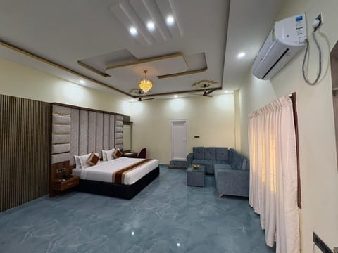 Luxury Suite | Premium bedding, down comforters, in-room safe, laptop workspace
