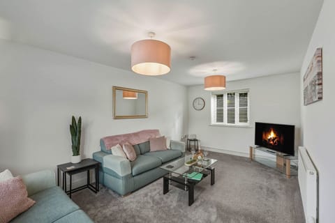 Relax after a long day in the comfortable lounge with Smart TV and fast Wi-Fi