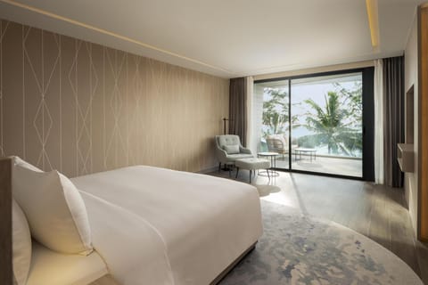 Suite, Balcony, Oceanfront | Minibar, in-room safe, desk, soundproofing