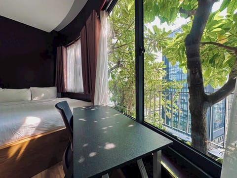Desk, laptop workspace, free WiFi