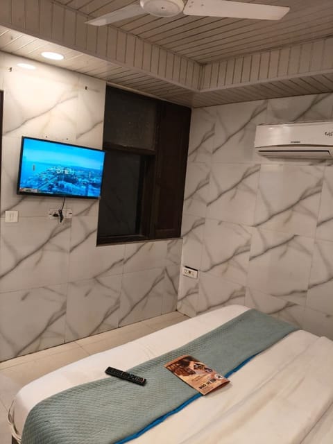 Classic Room | Laptop workspace, free WiFi, bed sheets