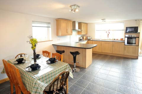 Spacious kitchen diner: built-in oven, microwave, kettle, toaster, two bar stools and dining table with six chairs