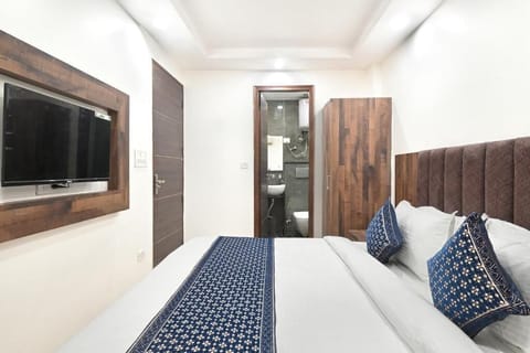 Desk, laptop workspace, iron/ironing board, free WiFi