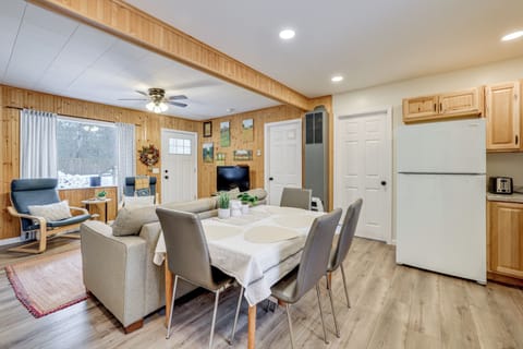 Dining Area | Dishware/Flatware Provided