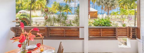 Terrasse avec brasseur d’air au plafond et vue mer