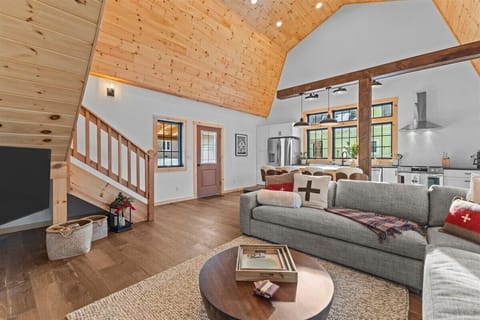 Modern Vermont Barn Home-Bright & Open-Near Stowe (6990)