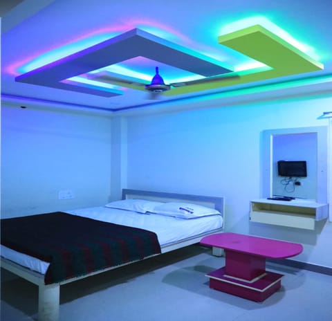 Hypo-allergenic bedding, desk, free WiFi, bed sheets