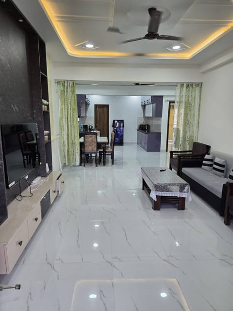 Apartment, 3 Bedrooms, Balcony, City View | Living area