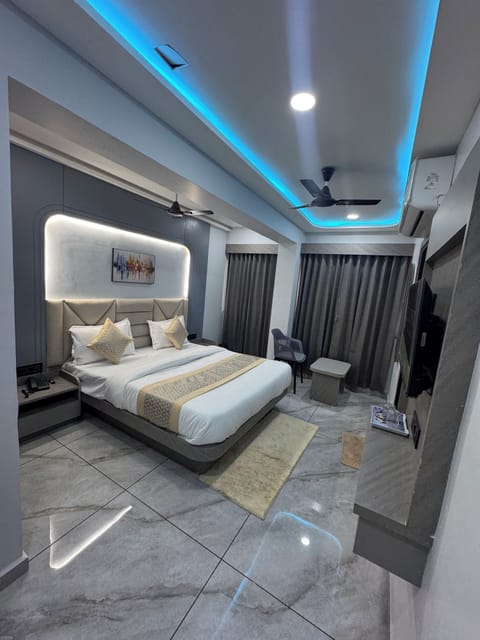 Deluxe Double Room, City View | Laptop workspace, iron/ironing board, free WiFi