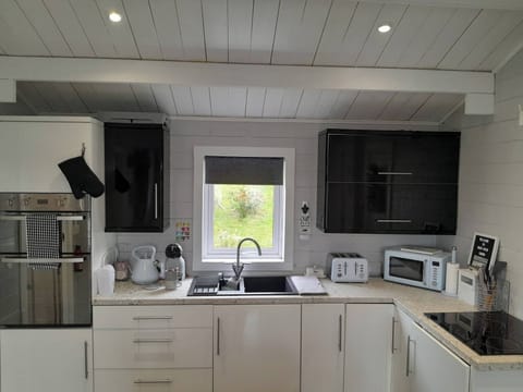 Cabin, 2 Bedrooms, Balcony, Garden View | Interior