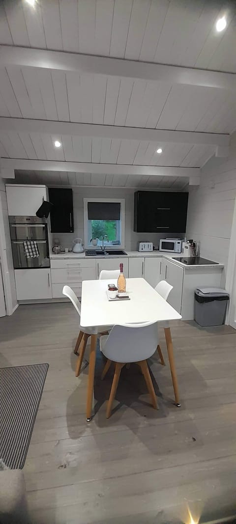 Cabin, 2 Bedrooms, Balcony, Garden View | Dining