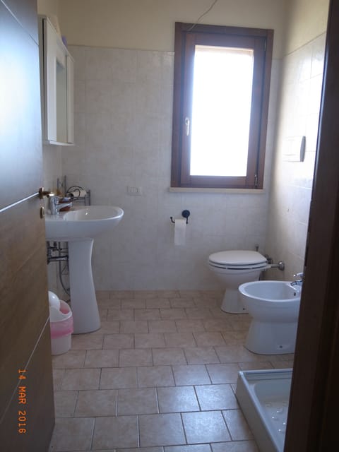 Deluxe Duplex, 2 Bedrooms | Bathroom | Shower, hydromassage showerhead, free toiletries, hair dryer