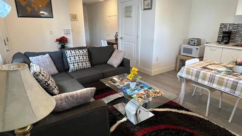 House, 1 Bedroom, Accessible, Patio | Living room | Books