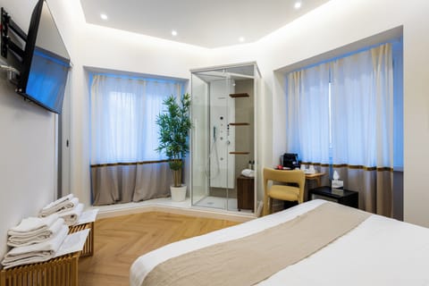 Superior Double Room, Private Bathroom | Desk, laptop workspace, blackout drapes, free WiFi