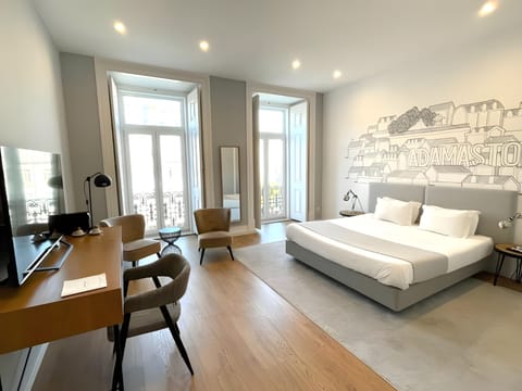 Suite Deluxe Superior | Desk, laptop workspace, blackout drapes, soundproofing