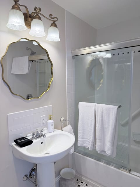Double Room | Bathroom | Free toiletries, hair dryer, towels, soap
