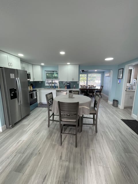 Kitchen and breakfast area