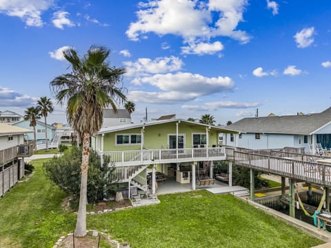 Relax and unwind in this beautiful bayside retreat